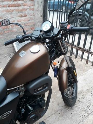 Um renegade sport 200cc. año 2015. con 13 mil km