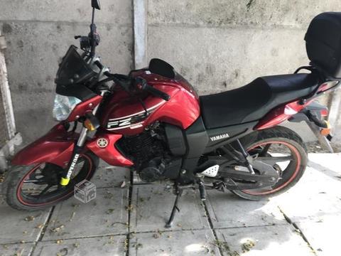 Yamaha FZ año 2015 + parrilla + topcase