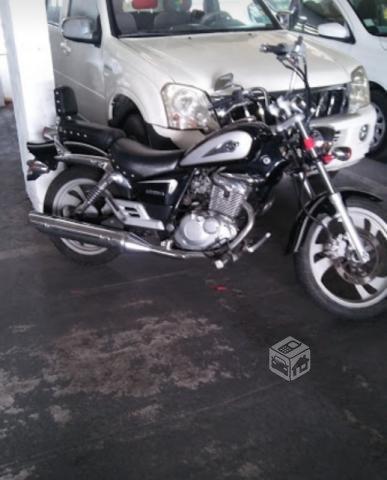 Moto suzuki gz150