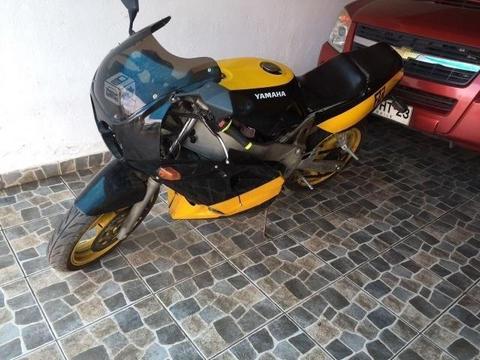 Moto Yamaha FZR 400