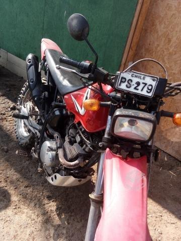 Moto y puerta metalica