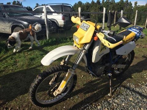 Moto Suzuki DR 250