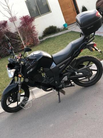 Moto Yamaha FZ 16 + chaqueta de cuero moto