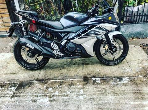 Moto Yamaha R15 2015