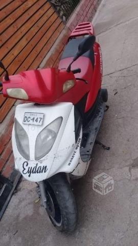 Moto scooter 2015 andando