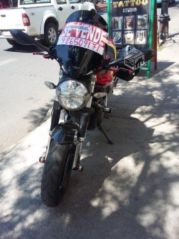 Moto Ducati Monster 796