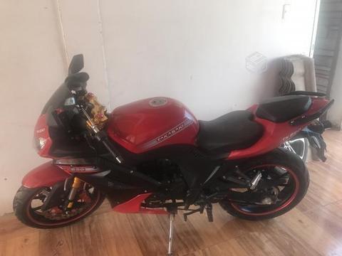 Moto semi nueva