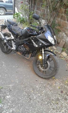 Moto negra marca kinlon