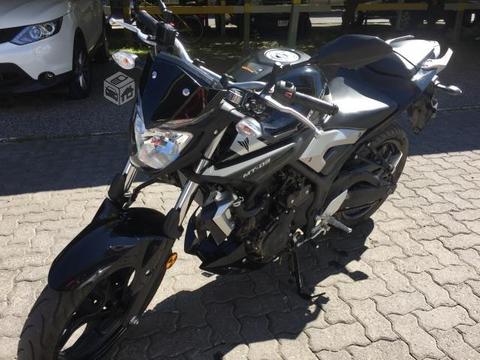 Moto Yamaha MT-03