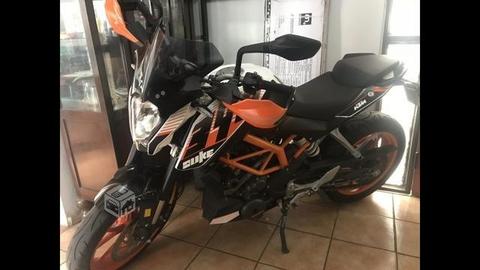 Moto ktm 390 con casco y chaqueta