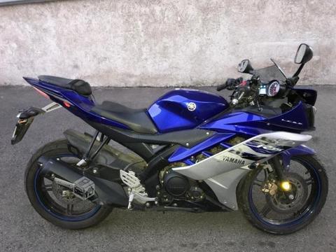 Yamaha R15 con caída