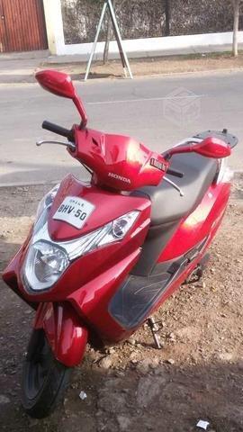 Honda new elite 9.000 klm