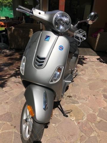Moto Vespa 2017 Gris seminueva