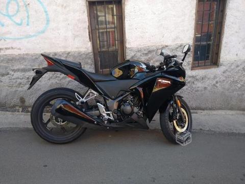 Moto Honda CBR 250 R negra 2015