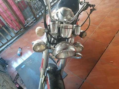 Moto UM año 2012 20000 kilos andado