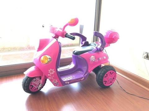 Moto eléctrica de niña