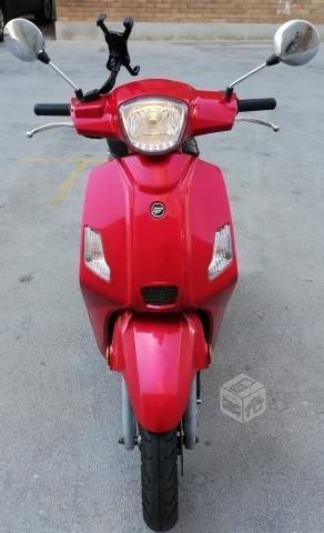 Moto scooter marca keeway retro