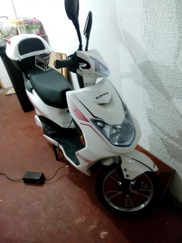 Moto scooter electrica