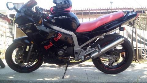 Moto negra con rojo