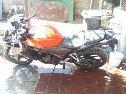 Honda cbr250 roja negra 2014 12.000km