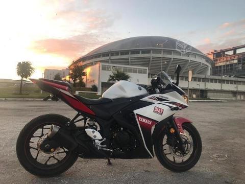 Yamaha r3 blanca-roja