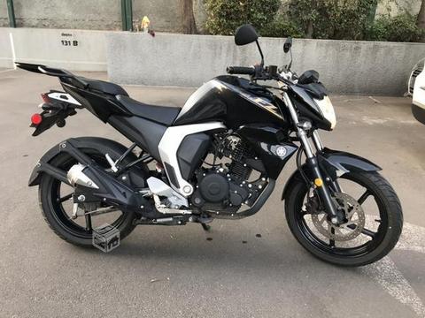 Moto Yamaha FZ versión 2.0 (conversable)