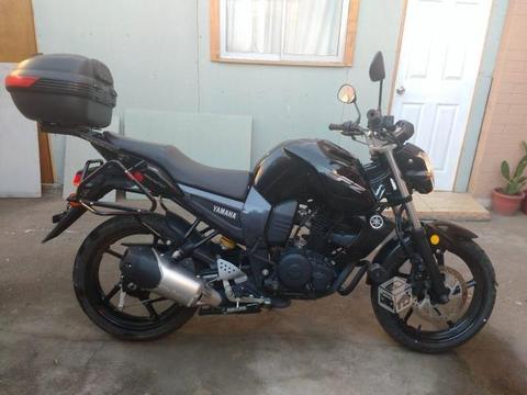 Yamaha FZ16 con extras