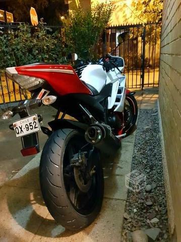 Moto yamaha r15 rojo blanco año 2014