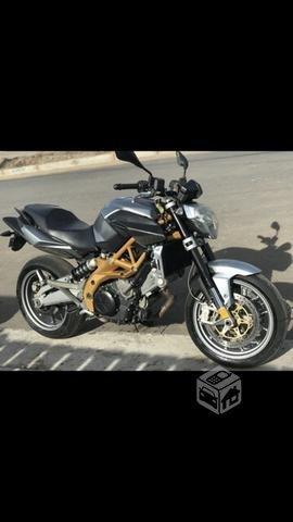 Aprilia shiver 750 2010 con casco agv y chaqueta