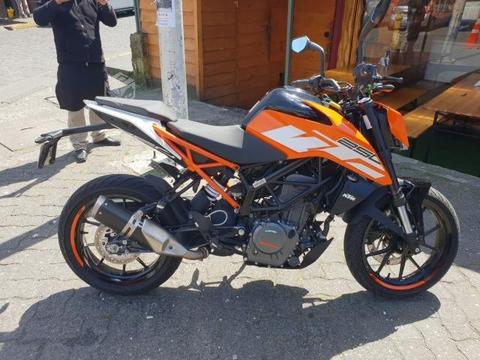 Ktm DUKE 250,casco nuevo y todos sus accesorios