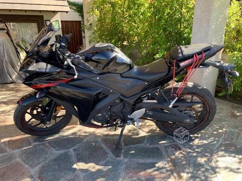 Moto Yamaha R3 negra 20.000 km