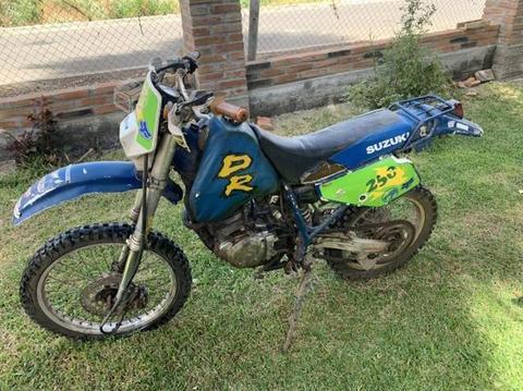 Moto suzuki DR 250