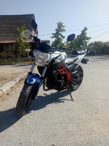 Motocicleta UM 235cc Xtreet R