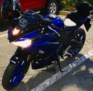 moto Yamaha YZF R3 color Raceblu