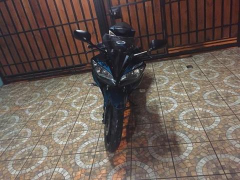 Moto Yamaha R15 special edition