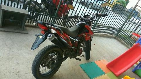 Moto Enduro Loncin, año 2015, 150cc