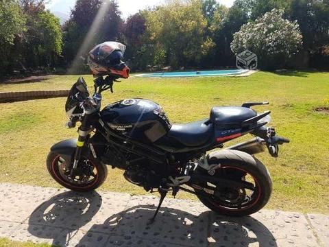 Un cohete hyosung 650 gran turismo