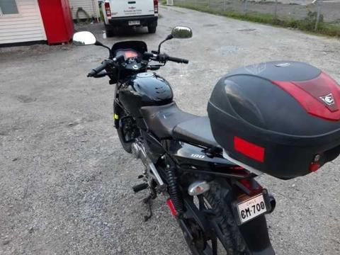Moto bajaj pulsar 180