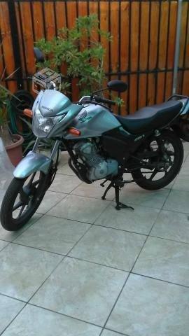 Moto honda cb1 plateada