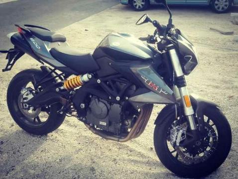 Moto Benelli TNT600