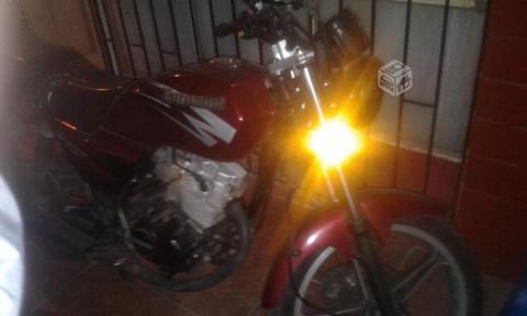 Moto 125cc con casco