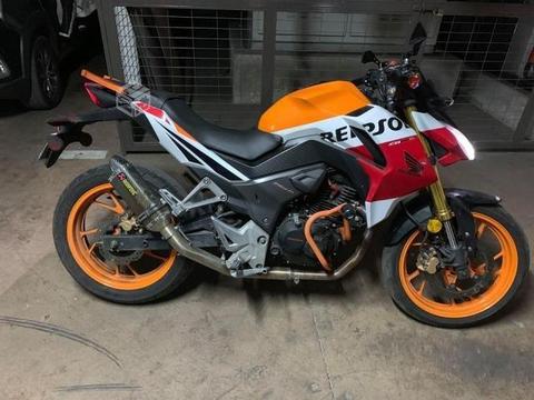 Moto Honda CB190 Repsol con extras