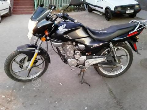 Honda storm andando permuto