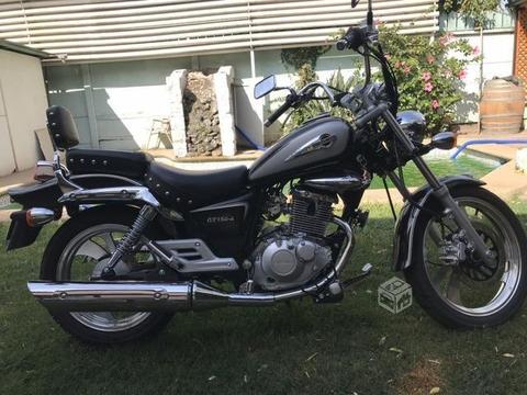 Moto Suzuki GZ150 2018, solo 1.400 kms