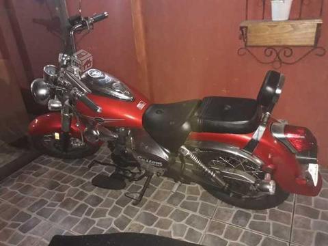 Moto custom 200 roja