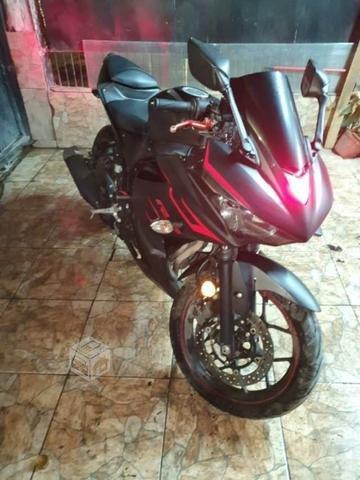 Yamaha r3 negra