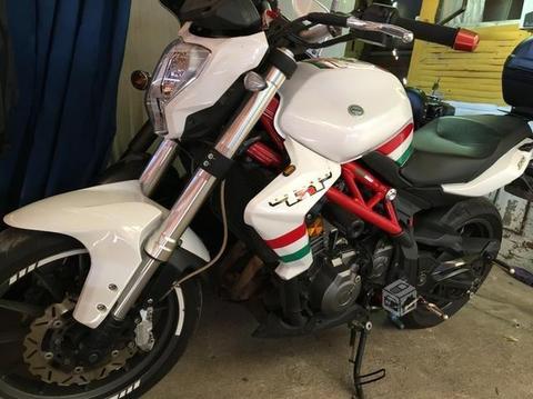 Benelli tnt 300 2015