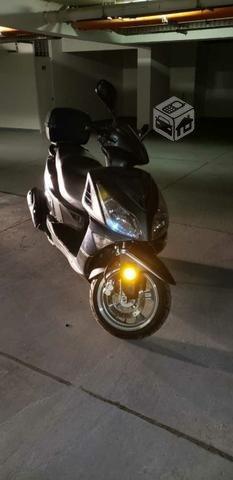 Moto Kinlon Scooter