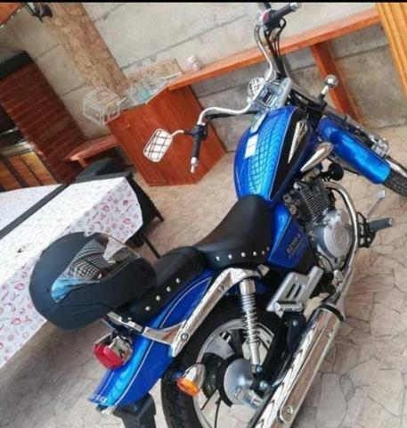 Moto suzuki GZ 150 azul