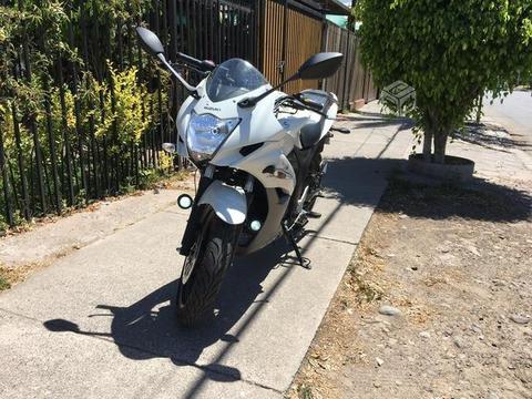 Moto Suzuki gixxer sf blanca
